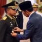 Presiden Jokowi menyematkan lencana kepada KSAD Jenderal Agus Subiyanto di Istana Negara, Jakarta, Rabu (25/10/2023). (Humas Setkab/Rahmat)