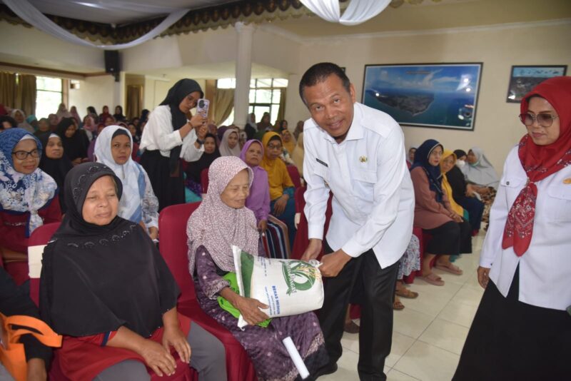 1.300 KPM Kota Pariaman Terima Bantuan Beras 