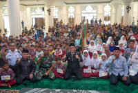 Penyerahan beasiswa Baznas Padang di Masjid Agung Nurul Iman Padang, Rabu (11/10/2023). (Prokopim Padang)