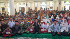 Penyerahan beasiswa Baznas Padang di Masjid Agung Nurul Iman Padang, Rabu (11/10/2023). (Prokopim Padang)