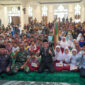 Penyerahan beasiswa Baznas Padang di Masjid Agung Nurul Iman Padang, Rabu (11/10/2023). (Prokopim Padang)