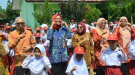 Ketua Forikan Kota Padang Ny. Genny Hendri didampingi Kepala Dinas Perikanan dan Pangan Alfiadi saat kegiatan Genius di SDN 32 Pemancungan, Senin (2/10/2023). (Prokopim Padang)
