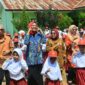 Ketua Forikan Kota Padang Ny. Genny Hendri didampingi Kepala Dinas Perikanan dan Pangan Alfiadi saat kegiatan Genius di SDN 32 Pemancungan, Senin (2/10/2023). (Prokopim Padang)