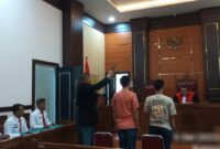 Para pelanggar Perda menjalani sidang tipiring di PN Padang, Kamis (5/10/2023). (Humas Satpol PP Padang)