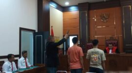 Para pelanggar Perda menjalani sidang tipiring di PN Padang, Kamis (5/10/2023). (Humas Satpol PP Padang)