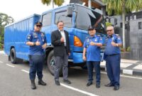 Pemko Padang menerima hibah 2 unit kendaraan dari Bank Indonesia, Senin (6/11/2023). (Diskominfo Padang)