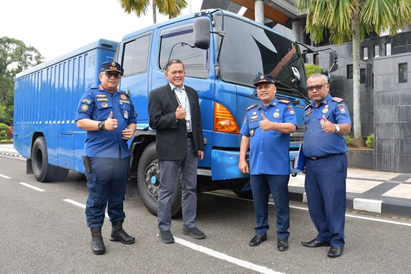 Pemko Padang menerima hibah 2 unit kendaraan dari Bank Indonesia, Senin (6/11/2023). (Diskominfo Padang)