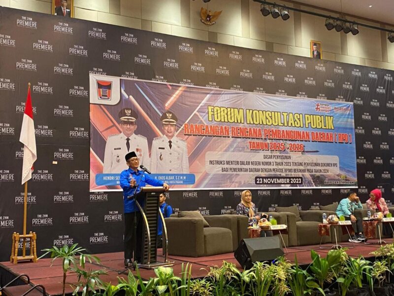 Wali Kota Padang Hendri Septa membuka Forum Konsultasi Publik dalam rangka menyusun rancangan Dokumen RPD Kota Padang Tahun 2025-2026 di ZHM Premiere Hotel, Kamis (23/11/2023). (Prokopim Padang)