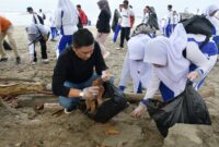 Wawako Padang Ekos Albar berbaur bersama siswa memungut sampah di Pantai Padang, Sabtu (11/11/2023). (Diskominfo Padang)