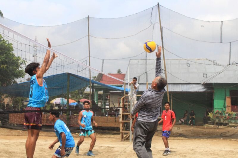 Bupati Pasbar Hamsuardi ikut bermain di laga pembuka seleksi atlet bola voli di Nagari Sungai Aua, Kecamatan Sungai Aur, Selasa (21/11/2023). (Diskominfo Pasbar)