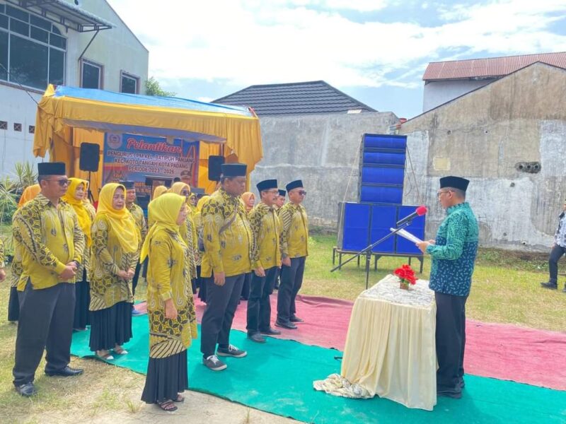 Wali Kota Padang Hendri Septa melantik pengurus LPM Kelurahan Batipuh Panjang, Kecamatan Koto Tangah periode 2023-2026. (Prokopim Padang)