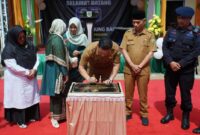 Pj Wali Kota Padang Panjang Sonny Budaya Putra meresmikan gedung baru SMPN 4 Padang Panjang, Senin (27/11/2023). (Kominfo Padang Panjang)