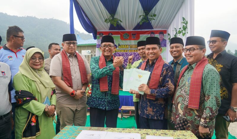 Wali Kota Padang Hendri Septa menyerahkan hibah tanah kepada Kakan Kemenag Padang Edy Oktafiandi, Minggu (19/11/2023). (Prokopim Padang)