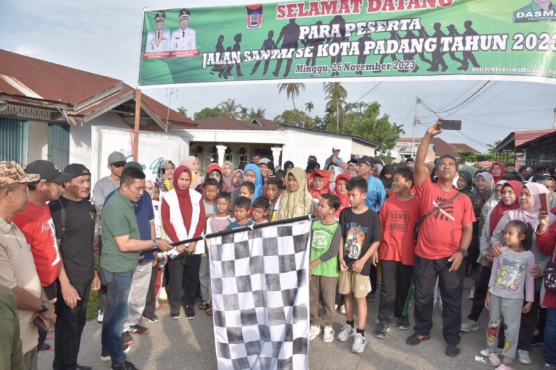 Wawako Padang Ekos Albar melepas jalan santai di Lubuk Gajah, Kelurahan Pisang, Kecamatan Pauh, Minggu (26/11/2023). (Prokopim Padang)