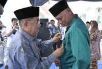 Ketua Umum PMI Jusuf Kalla menyematkan penghargaan Satya Lencana PMI kepada Gubernur Sumbar, Mahyeldi, Jumat (3/11/2023). (adpsb)