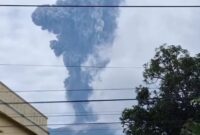 Gunung Marapi erupsi pada Minggu (3/12/2023) pukul 14.53 WIB. (IG BPBD Kota Bukittinggi)