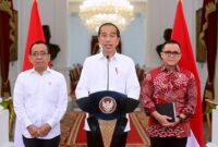 Presiden Jokowi didampingi Mensesneg Pratikno dan Menteri PANRB Abdullah Azwar Anas memberikan keterangan pers, Jumat (5/1/2024). (BPMI Setpres)