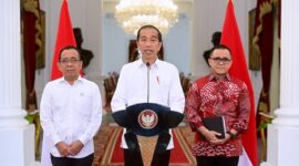 Presiden Jokowi didampingi Mensesneg Pratikno dan Menteri PANRB Abdullah Azwar Anas memberikan keterangan pers, Jumat (5/1/2024). (BPMI Setpres)