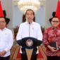 Presiden Jokowi didampingi Mensesneg Pratikno dan Menteri PANRB Abdullah Azwar Anas memberikan keterangan pers, Jumat (5/1/2024). (BPMI Setpres)
