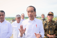 Presiden Jokowi memberikan keterangan pers usai penanaman padi bersama di Kecamatan Kalibogor, Kabupaten Banyumas, Provinsi Jawa Tengah pada Rabu (3/1/2024).