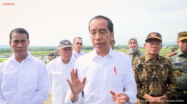 Presiden Jokowi memberikan keterangan pers usai penanaman padi bersama di Kecamatan Kalibogor, Kabupaten Banyumas, Provinsi Jawa Tengah pada Rabu (3/1/2024).
