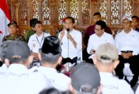 Presiden Jokowi melakukan pertemuan dengan para kepala desa se-Kabupaten Banjarnegara, di Desa Pagak, Kabupaten Banjarnegara, Provinsi Jawa Tengah, Rabu (3/1/2024). (BPMI Setpres/Rusman)