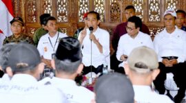 Presiden Jokowi melakukan pertemuan dengan para kepala desa se-Kabupaten Banjarnegara, di Desa Pagak, Kabupaten Banjarnegara, Provinsi Jawa Tengah, Rabu (3/1/2024). (BPMI Setpres/Rusman)
