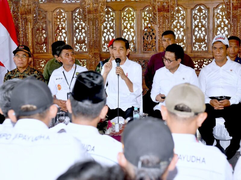 Presiden Jokowi melakukan pertemuan dengan para kepala desa se-Kabupaten Banjarnegara, di Desa Pagak, Kabupaten Banjarnegara, Provinsi Jawa Tengah, Rabu (3/1/2024). (BPMI Setpres/Rusman)