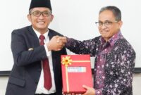 Wako Hendri Septa menyerahkan LKPD 2023 kepada Kepala BPK RI Perwakilan Sumbar, Arif Agus, Selasa (6/2). (Prokopim Padang) 