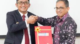 Wako Hendri Septa menyerahkan LKPD 2023 kepada Kepala BPK RI Perwakilan Sumbar, Arif Agus, Selasa (6/2). (Prokopim Padang) 