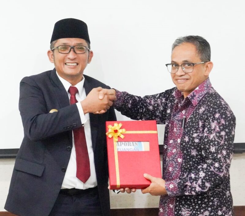 Wako Hendri Septa menyerahkan LKPD 2023 kepada Kepala BPK RI Perwakilan Sumbar, Arif Agus, Selasa (6/2). (Prokopim Padang) 