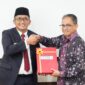 Wako Hendri Septa menyerahkan LKPD 2023 kepada Kepala BPK RI Perwakilan Sumbar, Arif Agus, Selasa (6/2). (Prokopim Padang) 