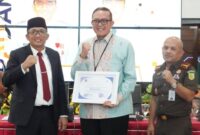 Wako Padang Hendri Septa dan Kajari M. Fatria menyerahkan penghargaan kepada Kepala BI Perwakilan Sumbar, Endang Kurnia Saputra, Selasa (6/2). (Prokopim Padang)