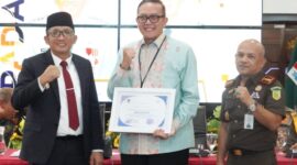 Wako Padang Hendri Septa dan Kajari M. Fatria menyerahkan penghargaan kepada Kepala BI Perwakilan Sumbar, Endang Kurnia Saputra, Selasa (6/2). (Prokopim Padang)