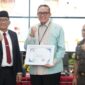 Wako Padang Hendri Septa dan Kajari M. Fatria menyerahkan penghargaan kepada Kepala BI Perwakilan Sumbar, Endang Kurnia Saputra, Selasa (6/2). (Prokopim Padang)