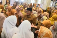 Wali Kota Padang Hendri Septa saat silaturrahmi bersama ribuan guru PPPK di Masjid Al Khair, Kelurahan Tanah Sirah Piai Nan XX, Kecamatan Lubuk Begalung, Senin (5/2/2024). (Prokopim Padang)