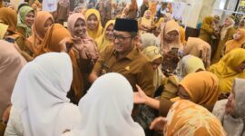 Wali Kota Padang Hendri Septa saat silaturrahmi bersama ribuan guru PPPK di Masjid Al Khair, Kelurahan Tanah Sirah Piai Nan XX, Kecamatan Lubuk Begalung, Senin (5/2/2024). (Prokopim Padang)