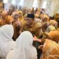 Wali Kota Padang Hendri Septa saat silaturrahmi bersama ribuan guru PPPK di Masjid Al Khair, Kelurahan Tanah Sirah Piai Nan XX, Kecamatan Lubuk Begalung, Senin (5/2/2024). (Prokopim Padang)