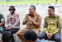 Sekretaris Daerah Kota Pariaman, Yota Balad memberikan arahan kepada 142 Gastib Pemilu TPS yang ada di Kecamatan Pariaman Utara, Senin (5/2/2024). (MC Pemko Pariaman)