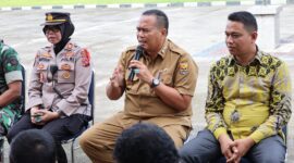 Sekretaris Daerah Kota Pariaman, Yota Balad memberikan arahan kepada 142 Gastib Pemilu TPS yang ada di Kecamatan Pariaman Utara, Senin (5/2/2024). (MC Pemko Pariaman)