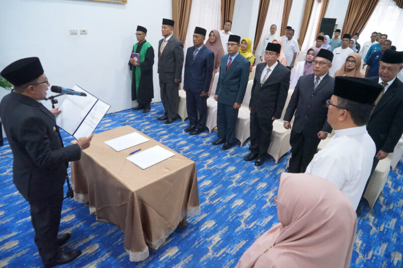 Bupati Tanah Datar Eka Putra melantik 6 pejabat di lingkungan Pemkab Tanah Datar. (Prokopim Tanah Datar)