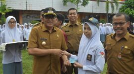 Wali Kota Padang Hendri Septa menyerahkan secara simbolis e-KTP kepada siswa SMKN 6 Padang, Senin (5/2/2024). (Dok Prokopim Padang)