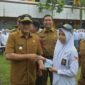 Wali Kota Padang Hendri Septa menyerahkan secara simbolis e-KTP kepada siswa SMKN 6 Padang, Senin (5/2/2024). (Dok Prokopim Padang)