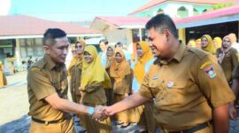 Wawako Padang Ekos Albar menyalami ASN usai apel pagi di eks SMAN 1 Padang, Senin (12/2). (DOK Prokopim Padang)