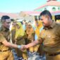 Wawako Padang Ekos Albar menyalami ASN usai apel pagi di eks SMAN 1 Padang, Senin (12/2). (DOK Prokopim Padang)