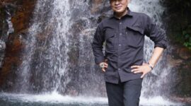 Wawako Padang Ekos Albar saat mengunjungi Air Terjun Pincuran Tujuh, Rabu (7/2/2024). (Prokopim Padang)
