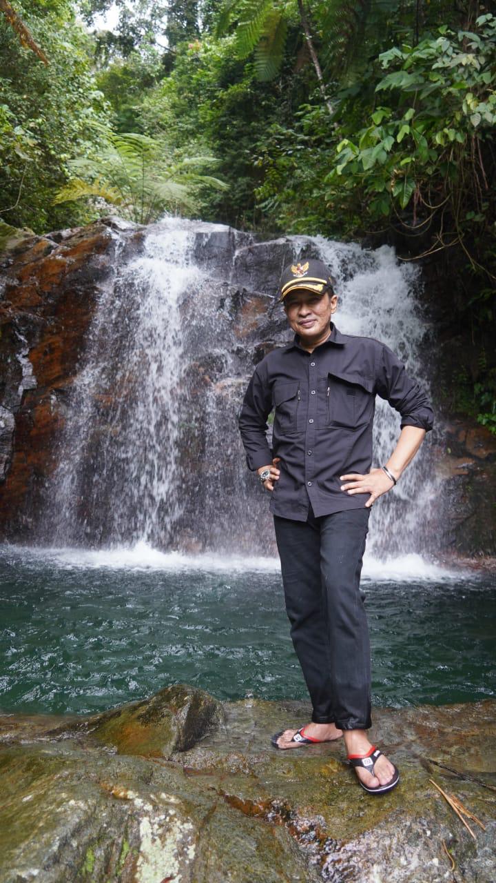 Wawako Padang Ekos Albar saat mengunjungi Air Terjun Pincuran Tujuh, Rabu (7/2/2024). (Prokopim Padang)