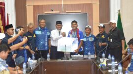 Gubernur Sumbar Mahyeldi menyerahkan bonus sebesar Rp 100 juta kepada Persikopa. (MC Diskominfo Kota Pariaman)