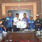 Gubernur Sumbar Mahyeldi menyerahkan bonus sebesar Rp 100 juta kepada Persikopa. (MC Diskominfo Kota Pariaman)
