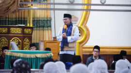 Bupati Eka Putra mengajak jamaah Masjid Makmur Nagari Simabur untuk meramaikan masjid. (Prokopim Tanah Datar)